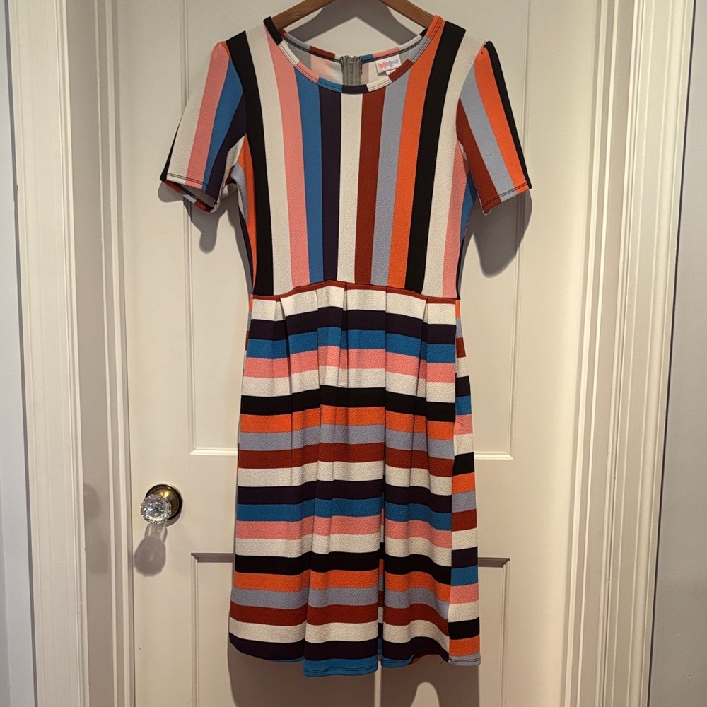 LuLaRoe Amelia striped dress in crepe material with pockets